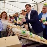 Mañueco visita la Feria de Exaltación del Espárrago de Tudela de Duero (Valladoldi) junto a la consejera González Corral y el presidente de la Diputació vallisoletana, Conrado Íscar