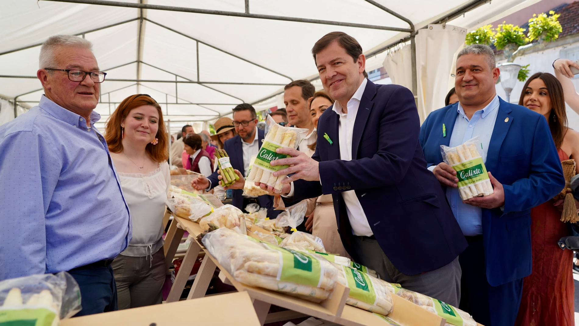 Mañueco visita la Feria de Exaltación del Espárrago de Tudela de Duero (Valladoldi) junto a la consejera González Corral y el presidente de la Diputació vallisoletana, Conrado Íscar