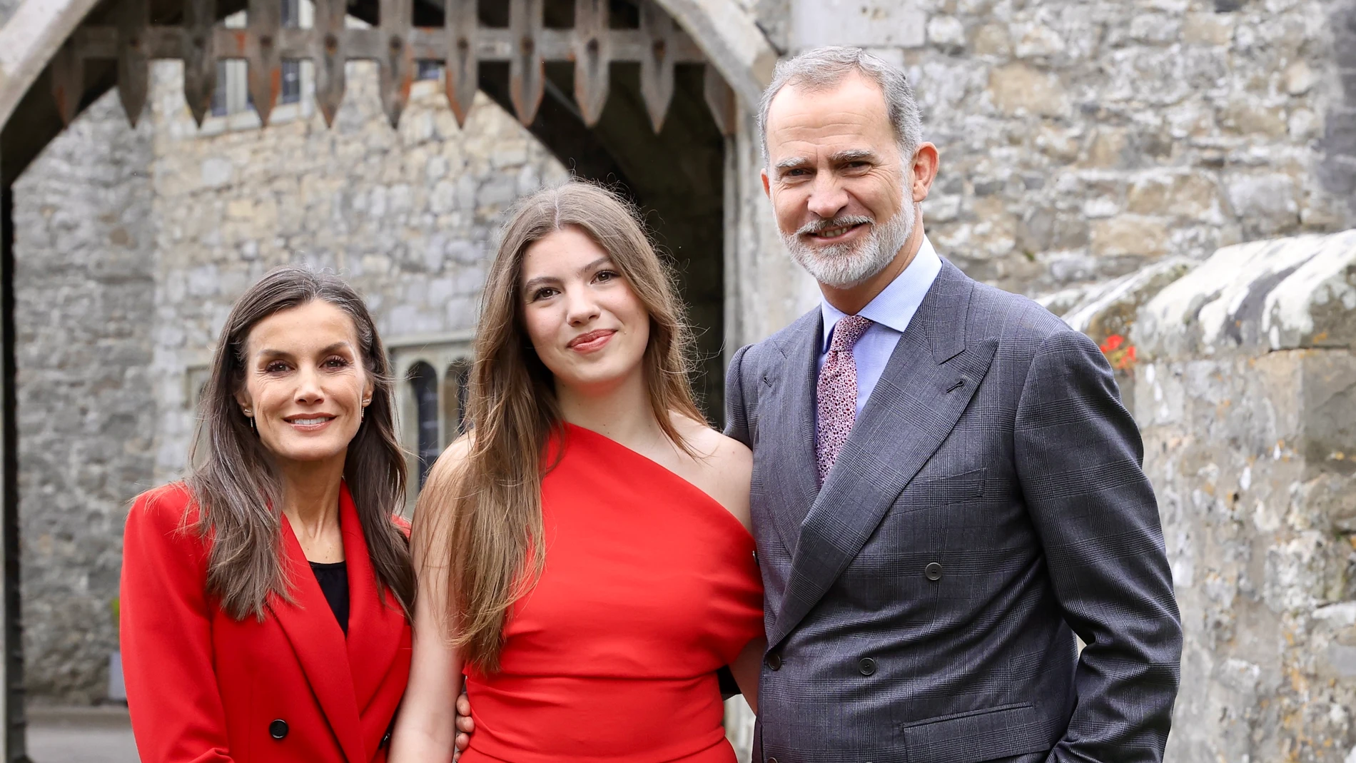 LLANTWIT MAJOR (REINO UNIDO), 24/05/2025.- Los reyes Felipe VI y Letizia posan junto a la infanta Sofía antes de su graduación en el UWC Atlantic College de Gales, donde concluye el Bachillerato Internacional.EFE/ Francisco Gómez/Casa De S.m. El Rey SOLO USO EDITORIAL/SOLO DISPONIBLE PARA ILUSTRAR LA NOTICIA QUE ACOMPAÑA (CRÉDITO OBLIGATORIO)
