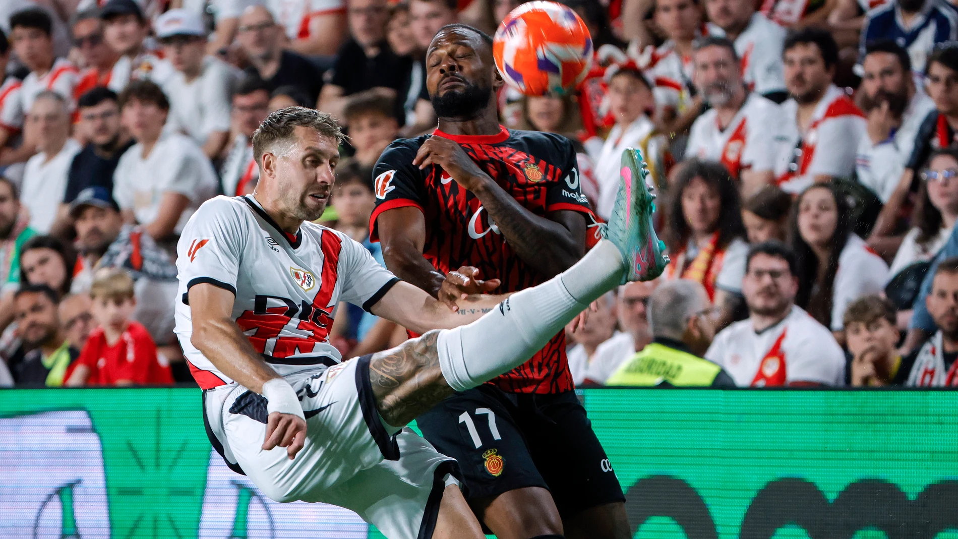 MADRID, 24/05/2025.- El defensa del Rayo Florian Lejeune (i) despeja un balón ante Cyle Larin, del Mallorca, durante el partido de la última jornada de LaLiga EA Sports que Rayo Vallecano y RCD Mallorca disputan este sábado en el estadio de Vallecas, en Madrid. EFE/Zipi