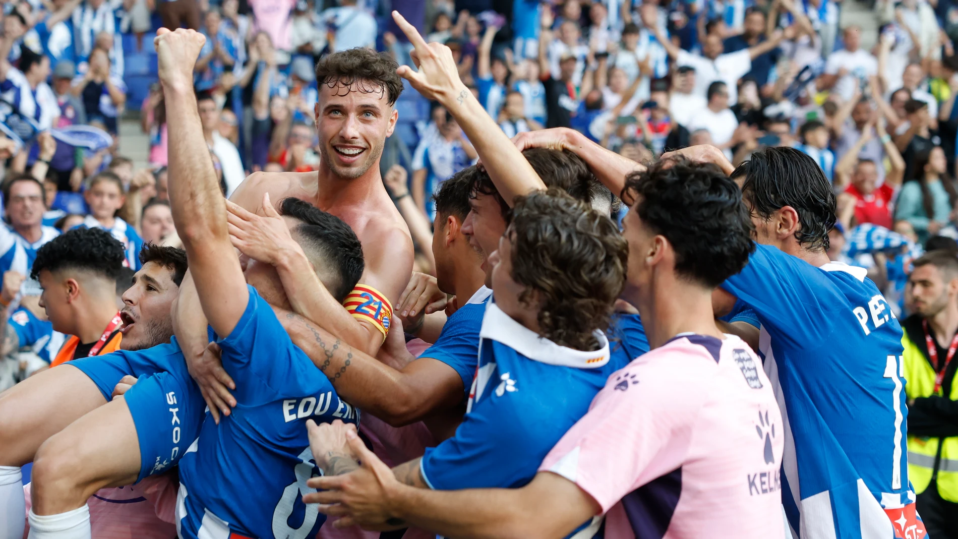BARCELONA, 24/05/2025.- Los jugadores del Espanyol celebran el segundo gol ante Las Palmas, durante el partido de LaLiga de fútbol que RCD Espanyol y UD Las Palmas disputan este sábado en el RCDE Stadium, en Barcelona. EFE/Andreu Dalmau