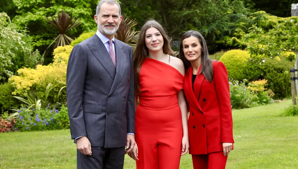 Los Reyes acompañan a la infanta Sofía en su graduación en Gales