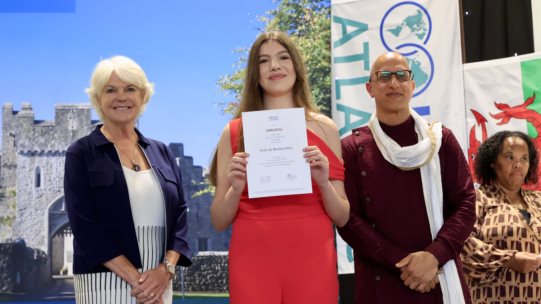 LLANTWIT MAJOR (REINO UNIDO), 24/05/2025.- La innfanta Sofía recibe su diploma de graduada en Bachillerato Internacional de manos de Naheed Bardai, director del UWC College de Gales y Jill Longson, presidenta del Comité de Gobierno del UWC Atlantic College y antigua alumna de 1981, durante la ceremonia de graduación en el UWC Atlantic College de Gales, donde concluye el Bachillerato Internacional. EFE/ Francisco Gómez/Casa De S.m. El Rey SOLO USO EDITORIAL/SOLO DISPONIBLE PARA ILUSTRAR LA NOT...