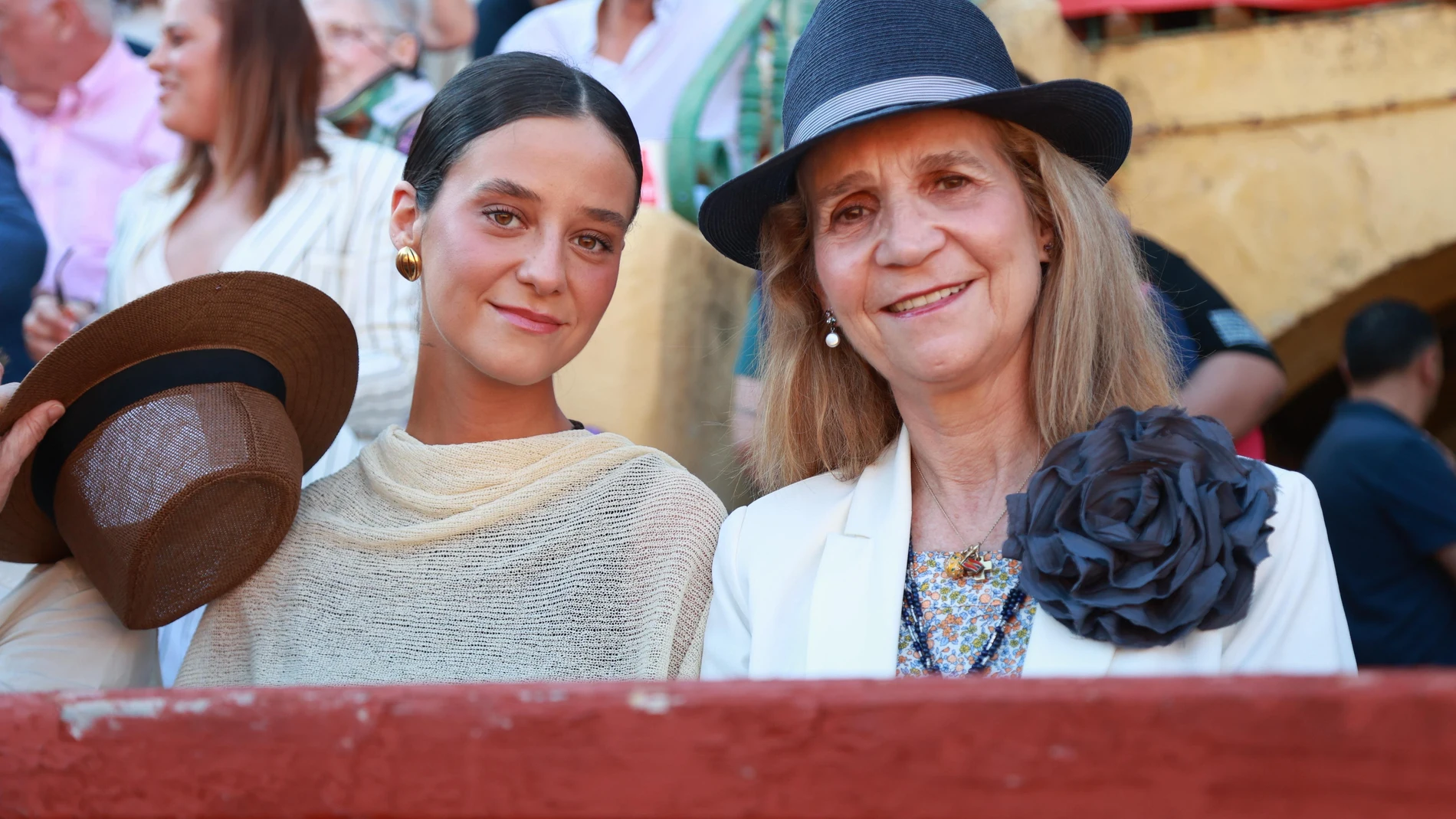 JEREZ DE LA FRONTERA (CÁDIZ), 24/05/2025.- La infanta Elena (d) y su hija Victoria Federica, durante la corrida de la Feria del Caballo celebrada este sábado en la plaza de toros de Jerez de la Frontera. EFE/Román Ríos