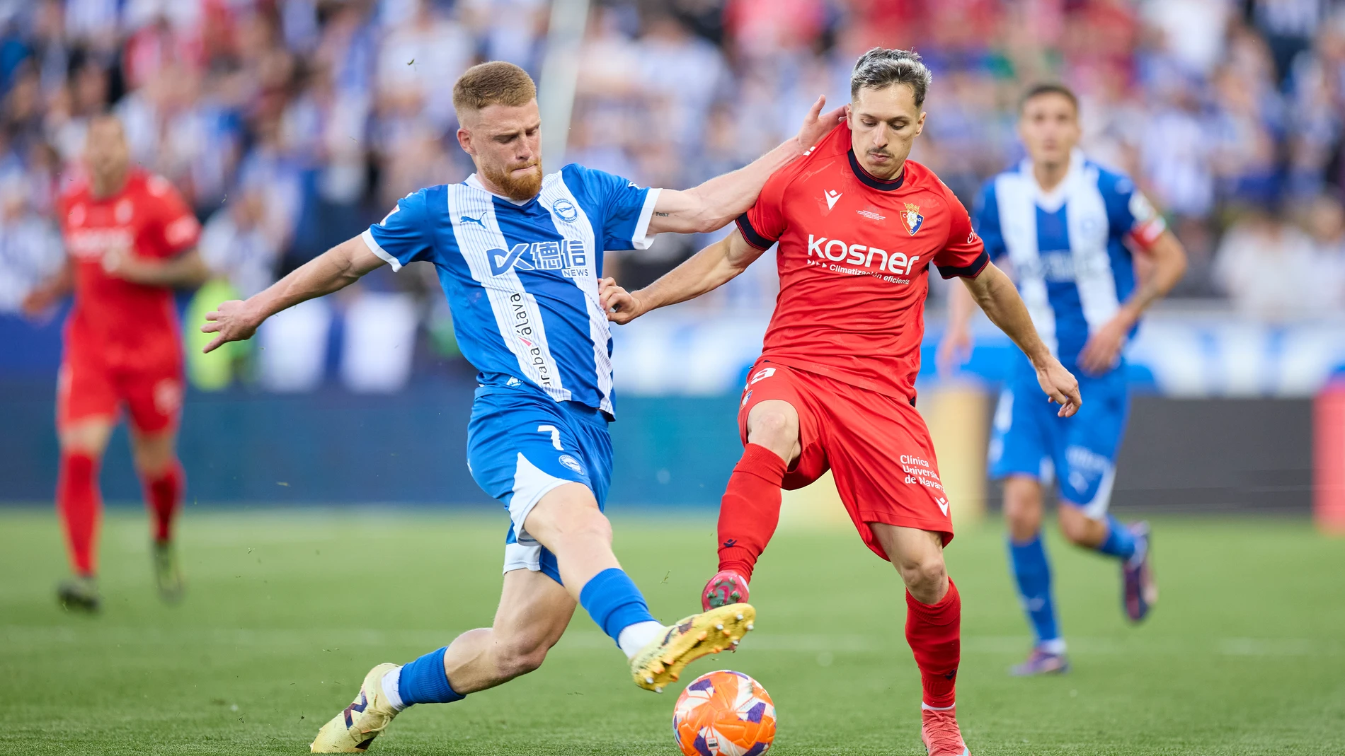 Carlos Vicente of Deportivo Alaves competes for the ball with Bryan Zaragoza of CA Osasuna during the LaLiga EA Sports match between Deportivo Alaves and CA Osasuna at Mendizorrotza on May 24, 2025, in Vitoria, Spain. AFP7 24/05/2025 ONLY FOR USE IN SPAIN