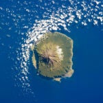 El lugar más aislado del planeta: 200 personas, un volcán activo y cero turistas