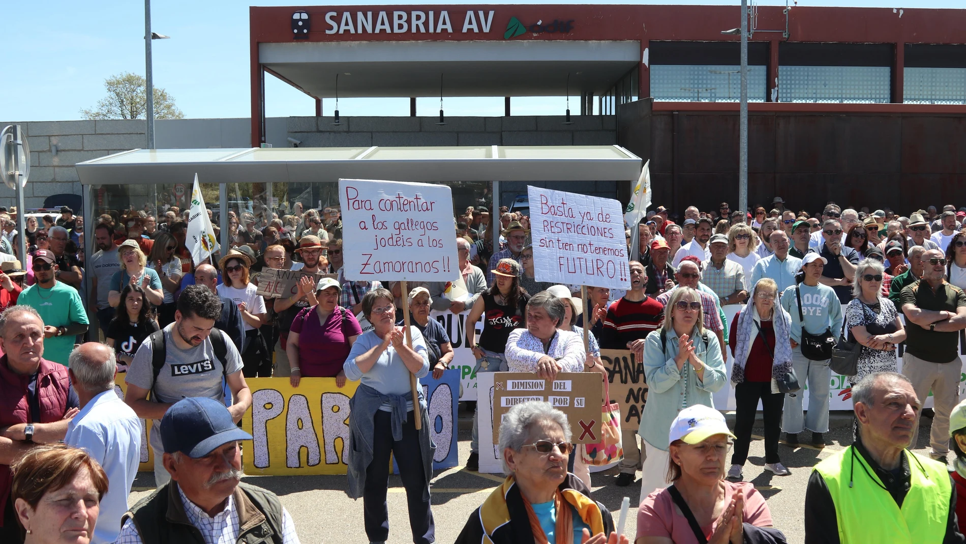 Clamor en Sanabria contra Sánchez y Renfe por suprimir frecuencias y paradas del AVE