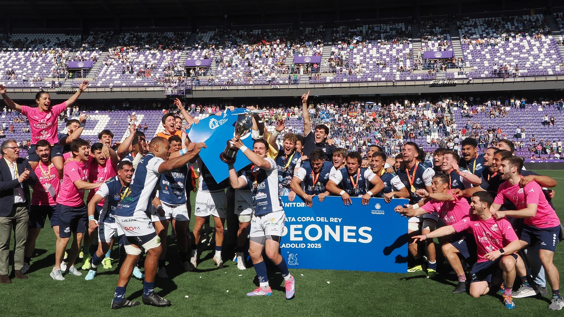 VALLADOLID, 24/05/2025.- El VRAC celebra la victoria con el trofeo tras la final de la Copa del Rey de Rugby, entre el VRAC y El Salvador, este sábado en Valladolid. EFE/ R. GARCÍA