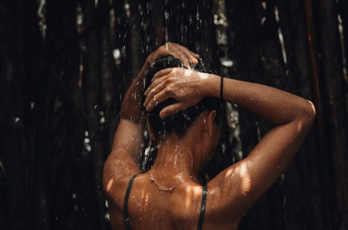 La ciencia inclina la balanza hacia las duchas matutinas por razones microbiológicas