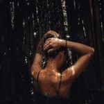 La ciencia inclina la balanza hacia las duchas matutinas por razones microbiológicas