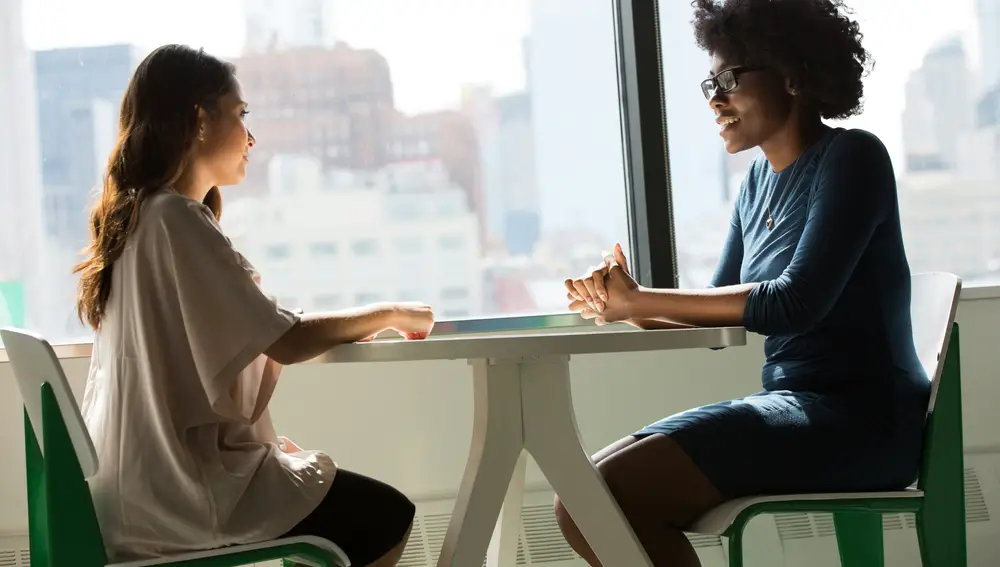 Psicóloga de Stanford revela la pregunta que transforma cualquier conversación