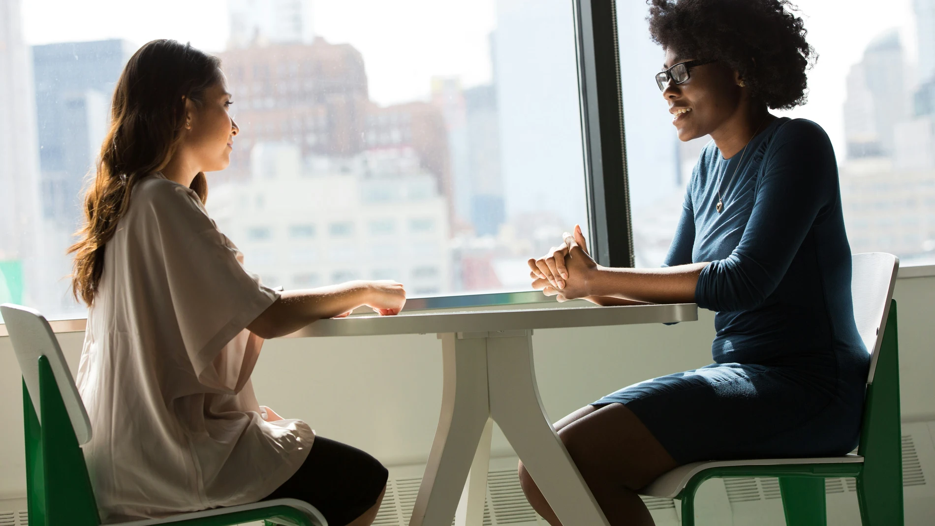 Psicóloga de Stanford revela la pregunta que transforma cualquier conversación