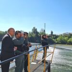 El subdelegado del Gobierno, Jacintoi Canales, junto a varios guardias civiles que han reanudado la búsqueda del hombre desaparecido mientras pescaba en el río Pisuerga
