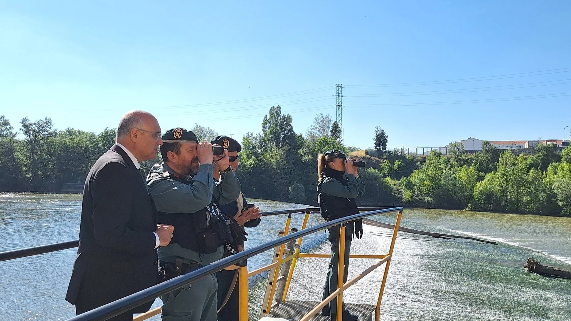 El subdelegado del Gobierno, Jacintoi Canales, junto a varios guardias civiles que han reanudado la búsqueda del hombre desaparecido mientras pescaba en el río Pisuerga