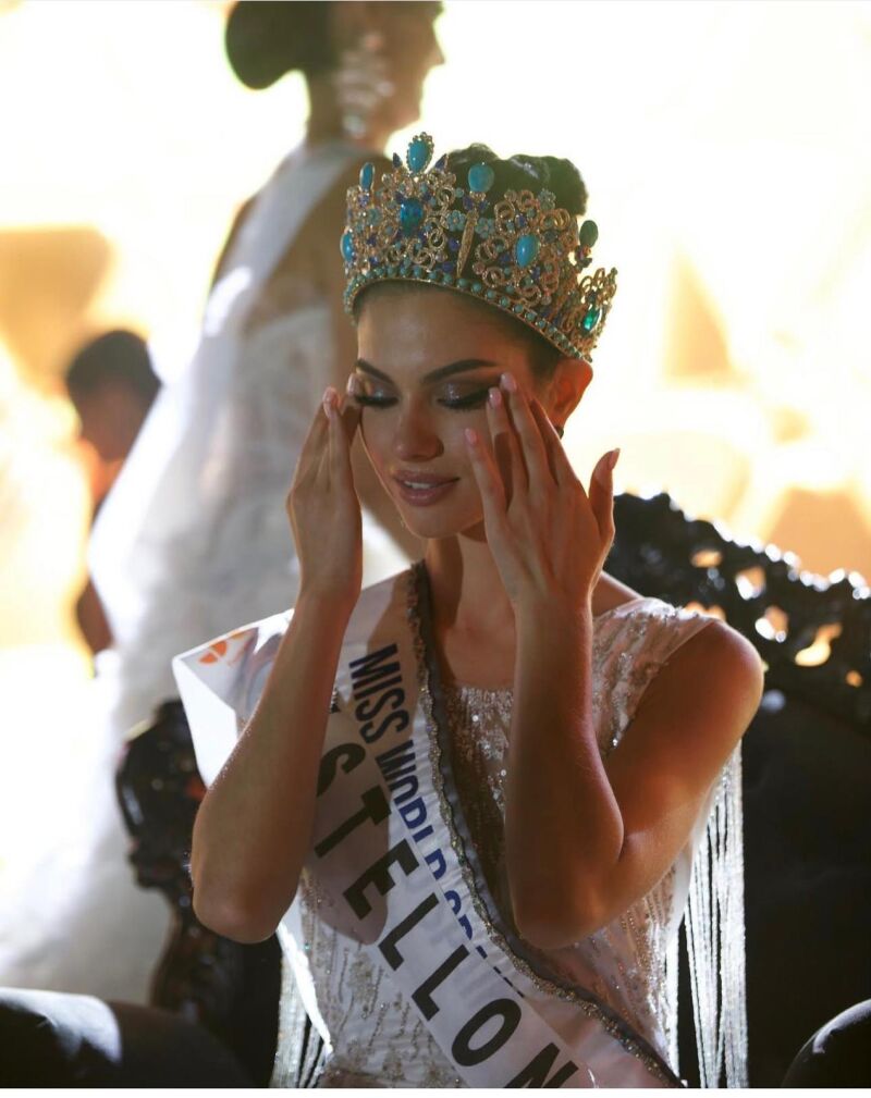 Paula Pérez durante su coronación como Miss Mundo España 2022