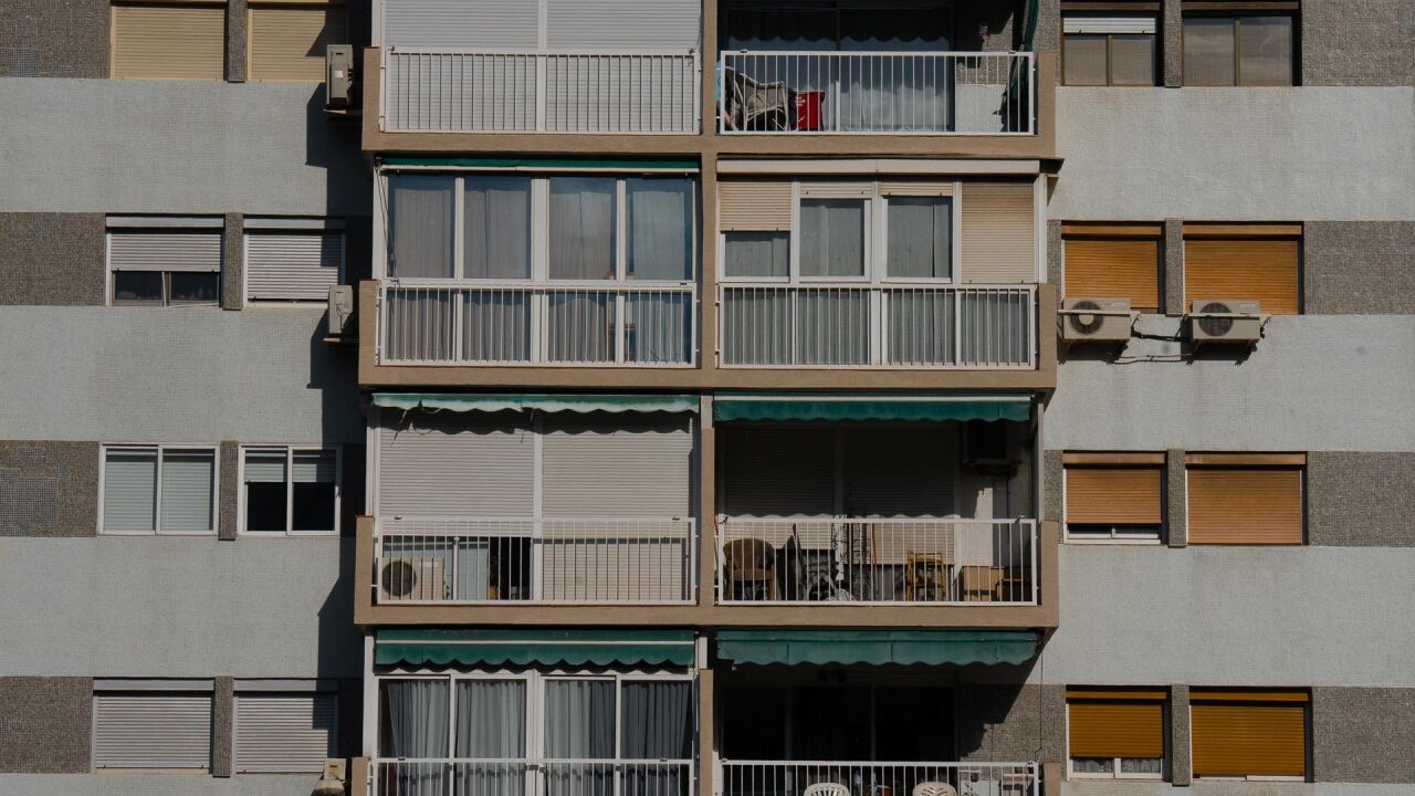 https://fotografias.larazon.es/clipping/cmsimages01/2025/05/24/BA8E0D87-F84F-410D-A7D7-3DCCB734B05F/fachada-edificio-viviendas-vista-mirador-poble-sec-17-mayo-2023-barcelona_69.jpg