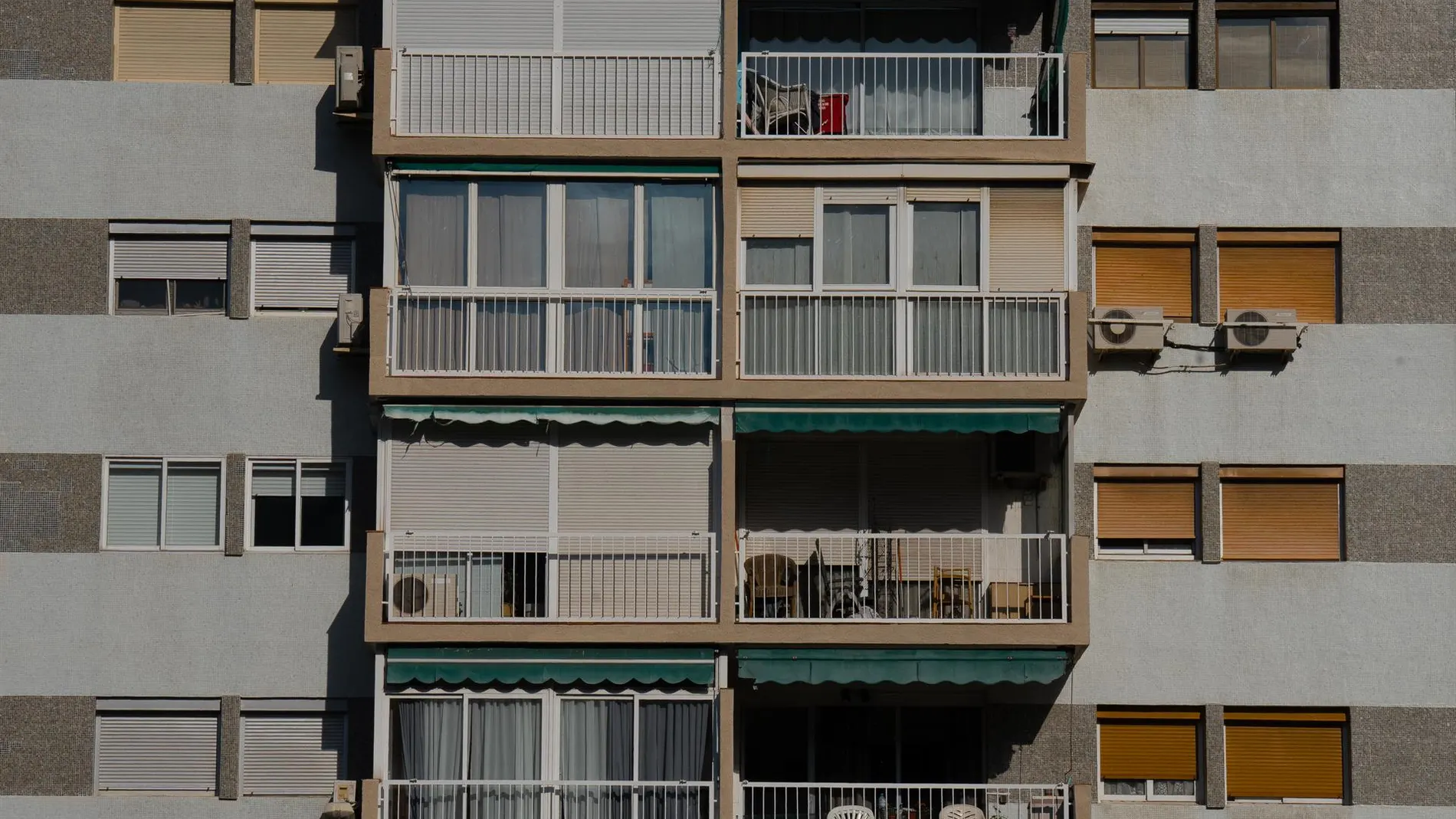La fachada de un edificio de viviendas vista desde el mirador del Poble Sec, a 17 de mayo de 2023, en Barcelona