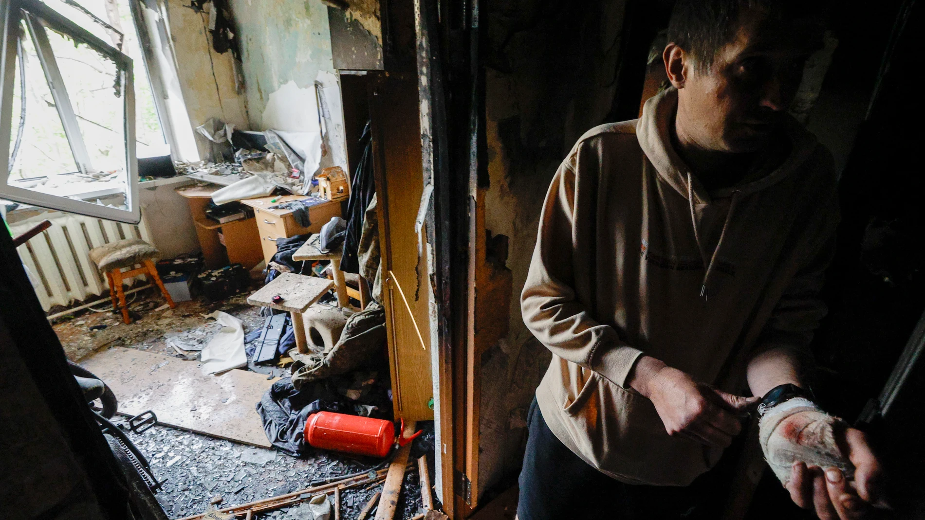 Un vecino de Kiev dentro de su casa destruida por un ataque ruso