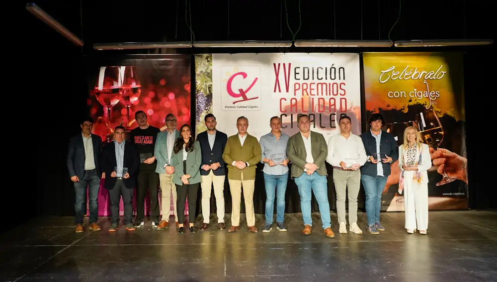 El presidente de la DO Cigales, Pablo Sáez, junto a los premiados