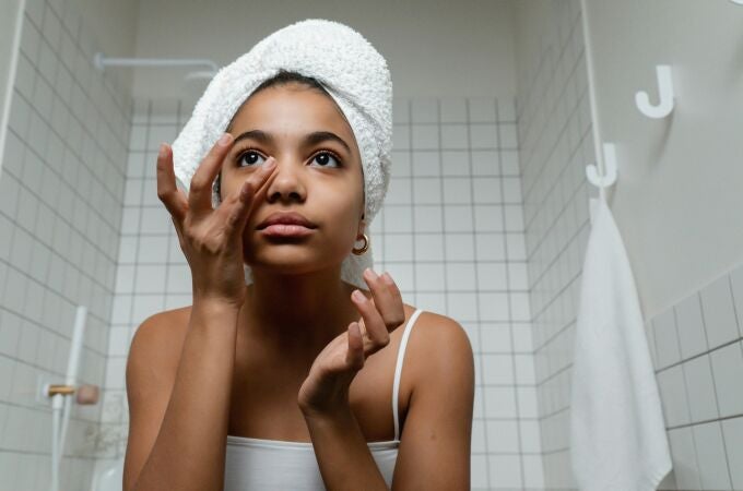 Mujer haciéndose la rutina facial. 