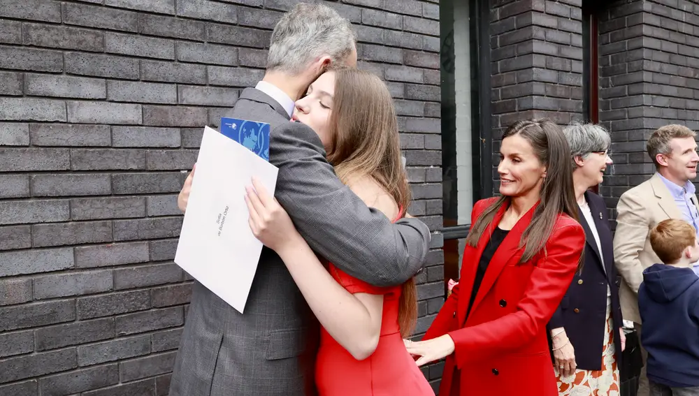 Los Reyes acompañan a la infanta Sofía en su graduación en Gales