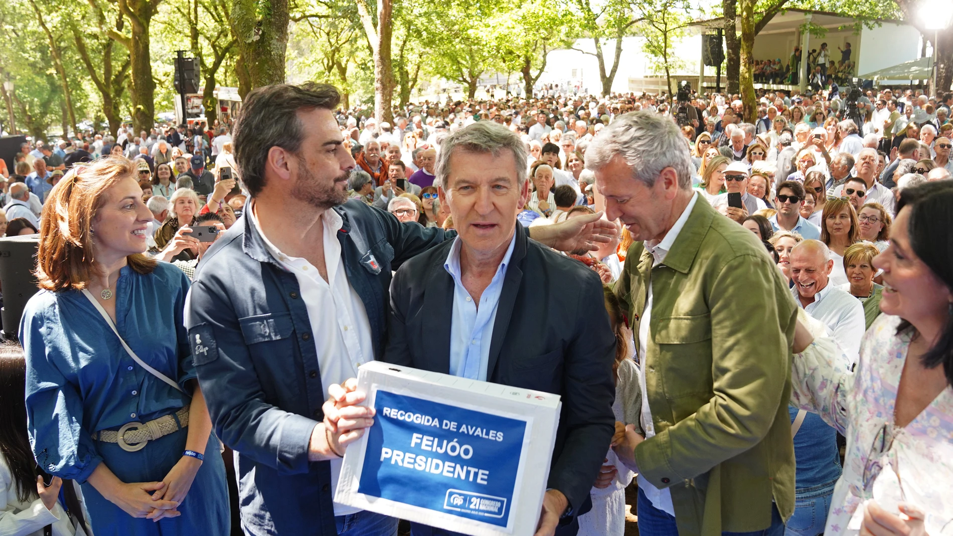 El presidente del Partido Popular, Alberto Núñez Feijóo (c) y el presidente de la Xunta de Galicia, Alfonso Rueda (1d), durante la romería que organiza el PP provincial de A Coruña, a 24 de mayo de 2025, en O Pino, A Coruña, Galicia (España). Este evento se ha convertido en la ya tradicional 'romería popular' que organiza el PP provincial de A Coruña, y que tras el apagón de la pandemia se retomó en 2022. En esta ocasión se han desplazado buses desde distintos puntos de la provincia para asis...