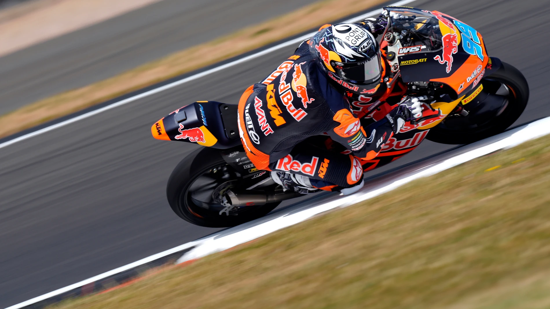 Towcester (United Kingdom), 24/05/2025.- Red Bull KTM Ajo rider Jose Antonio Rueda of Spain in action during the Moto3 qualifying session at the Motorcycling Grand Prix of Great Britain at the Silverstone Circuit race track in Towcester, Britain, 24 May 2025. (Motociclismo, Gran Bretaña, España, Reino Unido) EFE/EPA/TIM KEETON