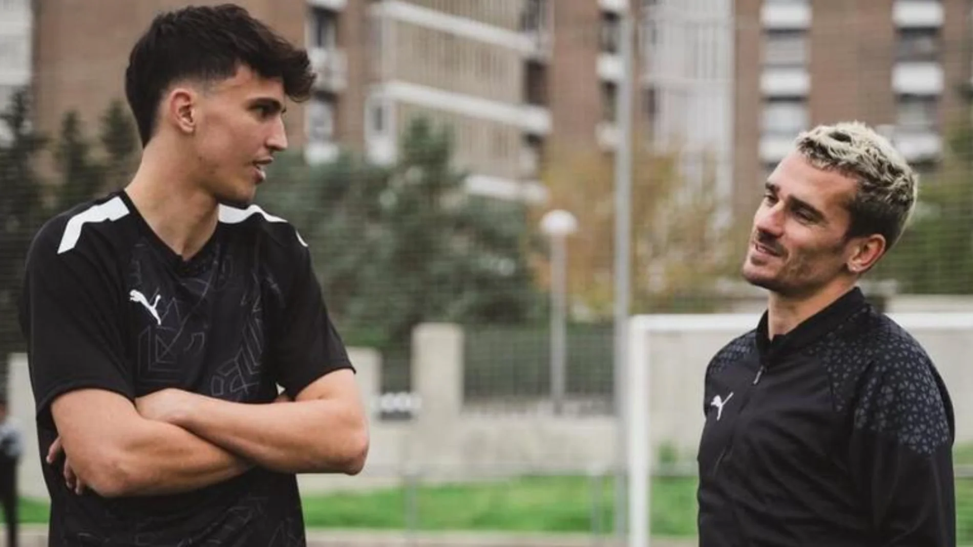 Stéphane Blázquez junto con Antoine Griezmann