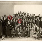 Salvador Dalí y Maruja Mallo en San Fernando durante una visita de Alfonso XIII
