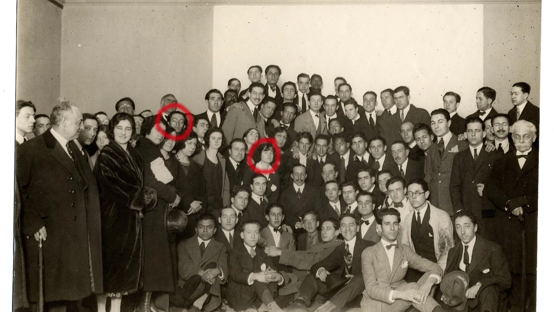 Salvador Dalí y Maruja Mallo en San Fernando durante una visita de Alfonso XIII