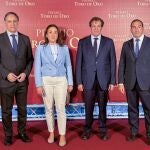 González Corral y García Carbayo durante la entrega del premio 'Toro de Oro' a Justo Hernández, responsable del hierro Garcigrande al que pertenecía ‘Querido’, el astado reconocido por el jurado como el mejor de la Feria de Salamanca 2024