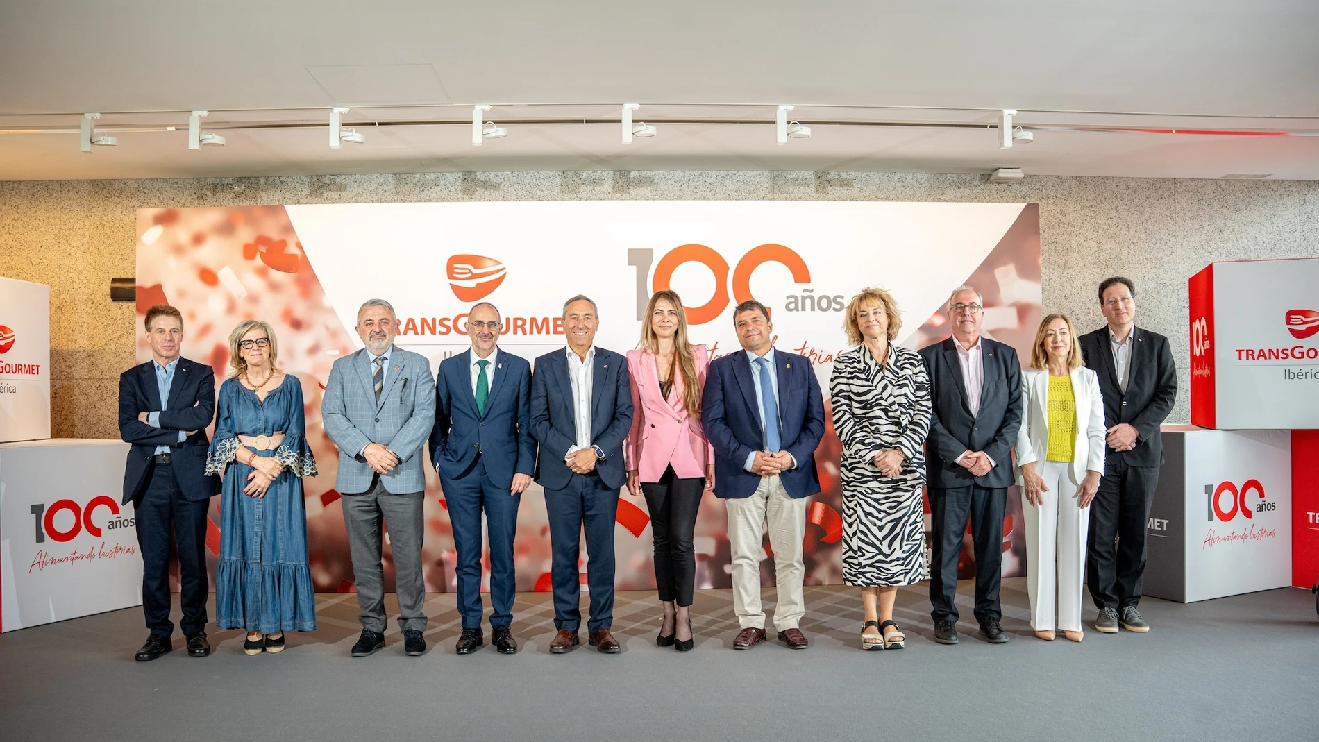 Lluís Labairu, Mariano Muñoz, Carolina Álvarez, Pedro L. de la Fuente y Carlos Gallo, entre otras autoridades, durante el acto