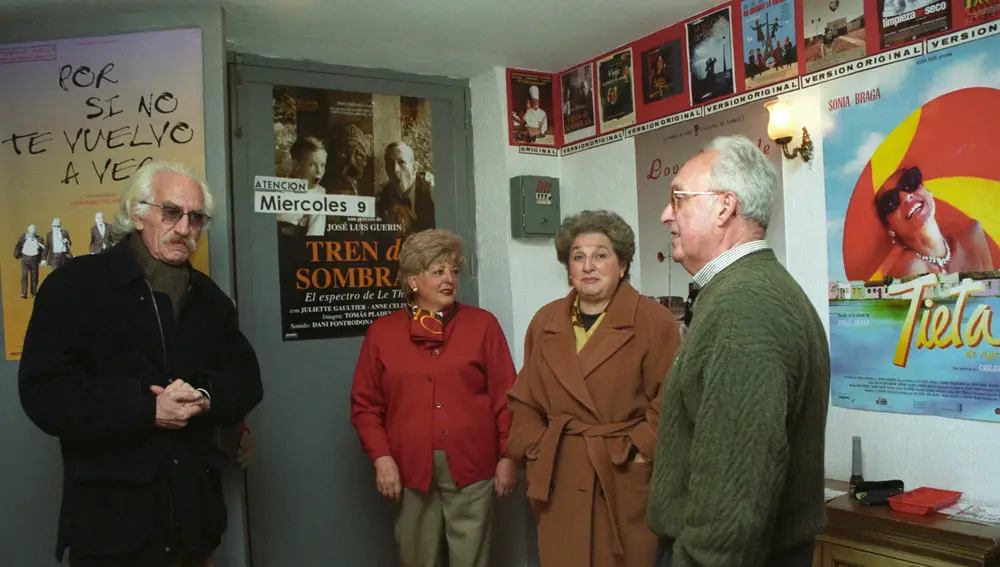 Socios del Cine Club Calle Mayor en su antigua ubicación, en el cine Luises, en el convento de San Francisco de Palencia, en la imagen el cofundador del cineclub, Tomás Ruiz de Gopegui (D), junto al desparecido pintor y socio, Ángel Cuesta(I) en 1998