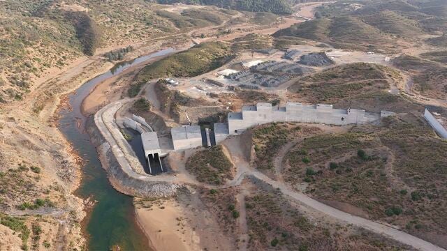 La obra de la presa de Alcolea, al 23% de ejecución, permanece parada desde 2017