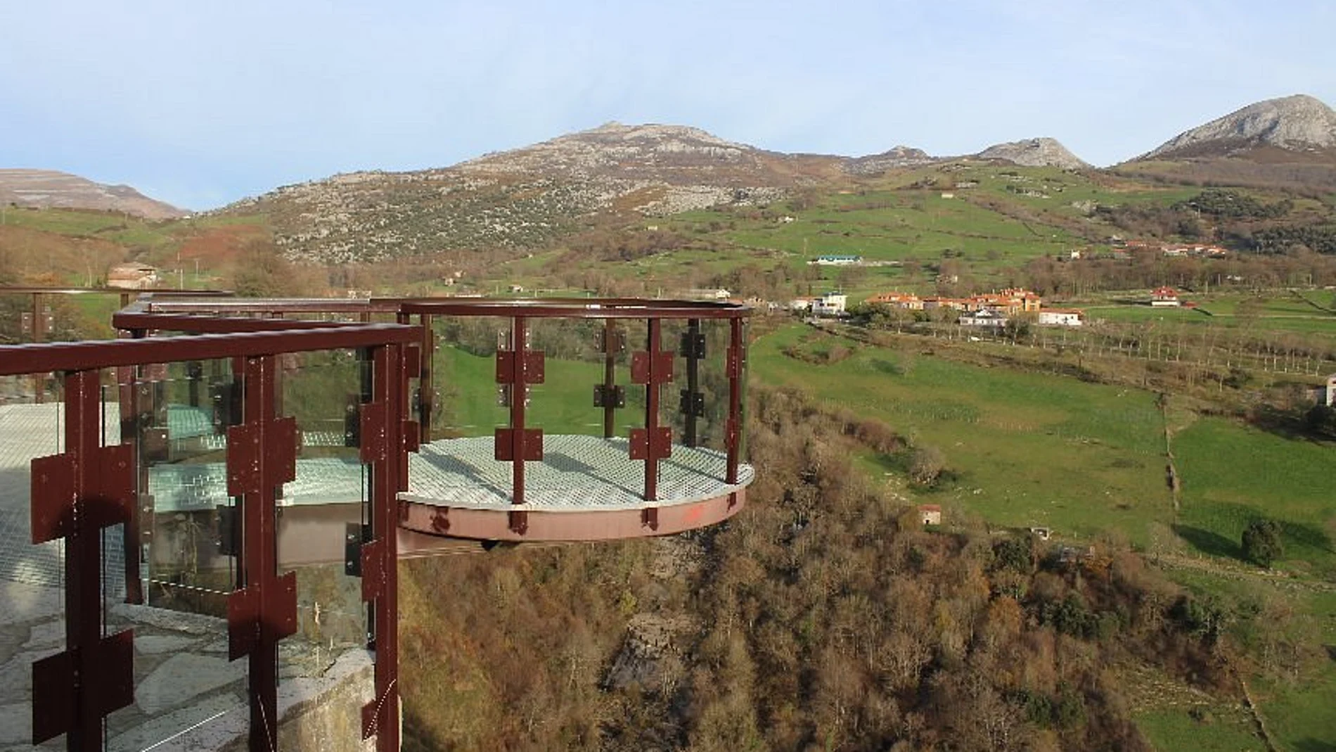 Así es el espectacular mirador de Cantabria en el que sobrevuelas las montañas
