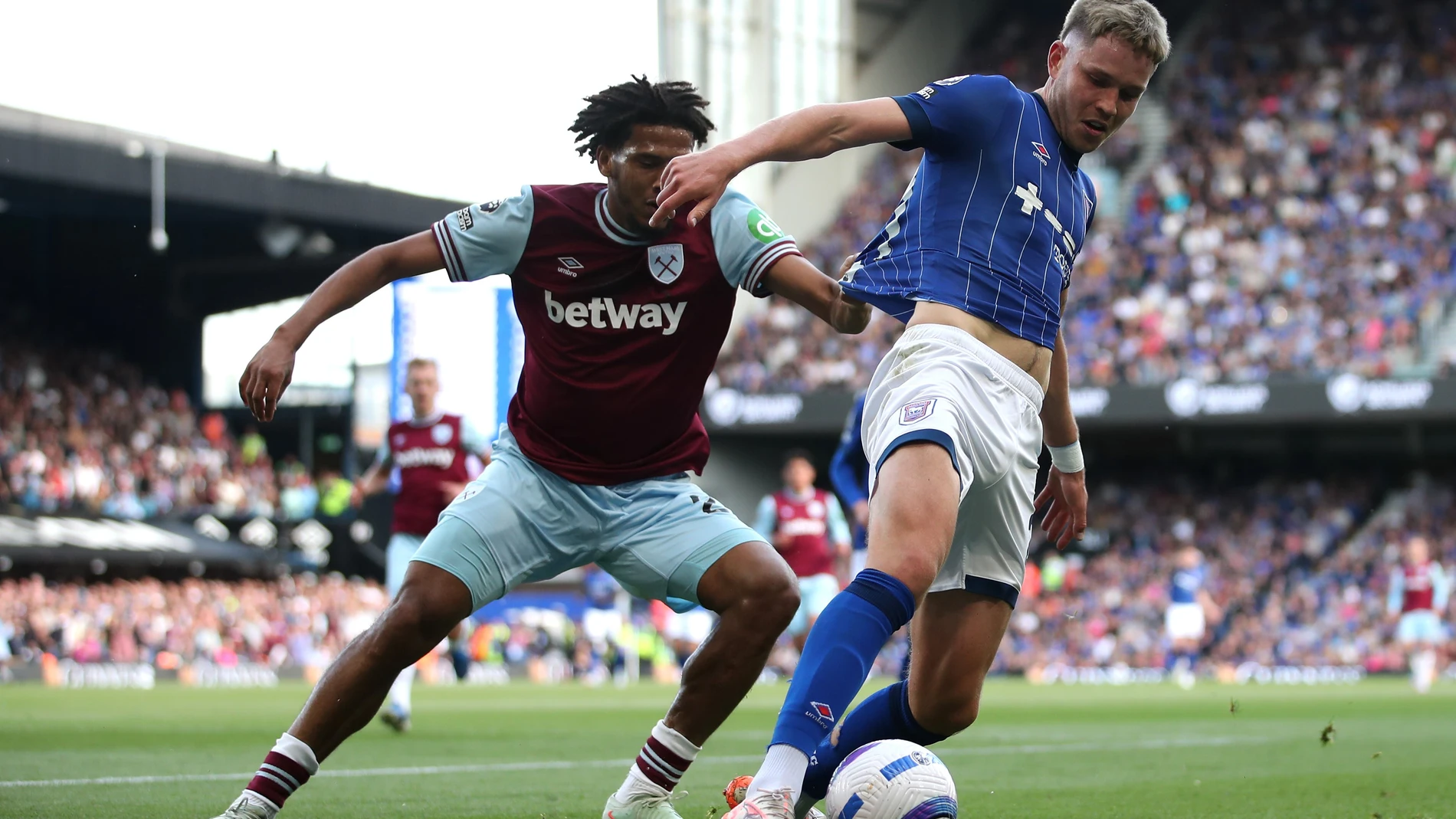 25 May 2025, United Kingdom, Ipswich: West Ham United's Jean-Clair Todibo (L) and Ipswich Town's George Hirst battle for the ball during the English Premier League soccer match between Ipswich Town and West Ham United at Portman Road. Photo: Rhianna Chadwick/PA Wire/dpa 25/05/2025 ONLY FOR USE IN SPAIN