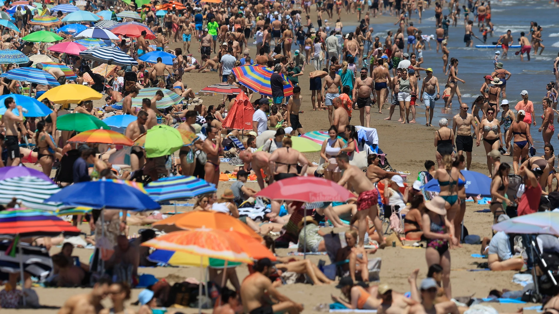 VALENCIA, 25/05/2025.- Cientos de personas se han acercado a la playa de la Malvarrosa de Valencia, para disfrutar de las altas temperaturas registradas este domingo. EFE/ Kai Forsterling