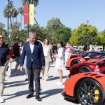 Sevilla inaugura la Ferrari Cavalcade con una exposición con 115 vehículos de lujo en la Plaza de América
