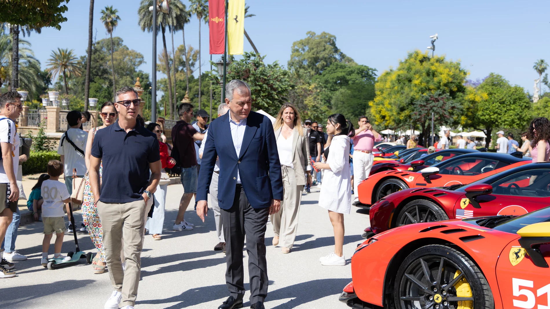 Sevilla inaugura la Ferrari Cavalcade con una exposición con 115 vehículos de lujo en la Plaza de América