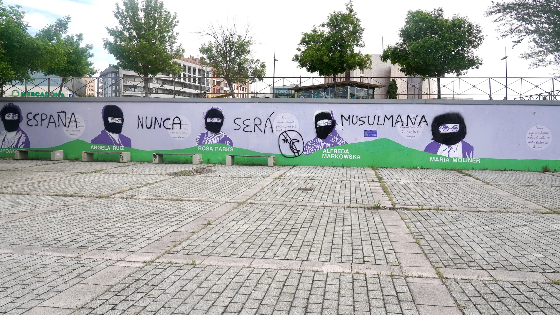 Nuevo acto vandálico en el mural feminista de León con una pintada en la que se lee "España nunca será musulmana"