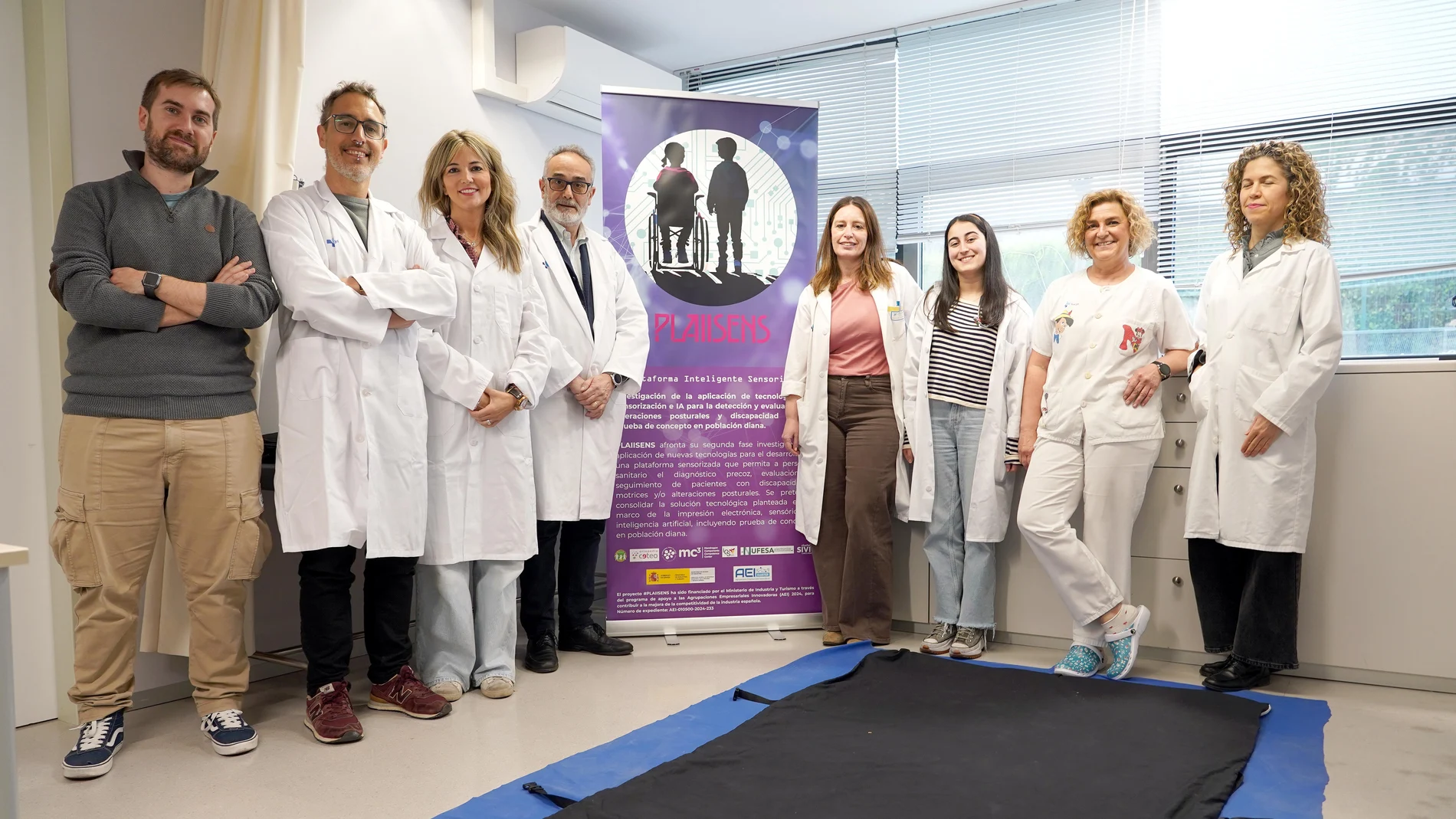 Integrantes del Proyecto PLAIISENS, Plataforma Inteligente Sensorizada para la Evaluación de Alteraciones Posturales y Discapacidad Motriz. (I a D) Sergio Martín Alvarez, técnico de proyectos del cluter SIVI; Hugo Gonzalo, gestor de proyectos de IESCYL y responsable de laboratorios del HCUV; Leticia Sierra Martínez Coordinadora de investigación Atencion Primaria Área Este; Rafael Sánchez , gerente de Atención Primaria de Valladolid Este; Teresa Palencia Arcilla pediatra de Centro de salud de Barrio España; Angela Mate Real, médico residente de pediatría y Nuria Bueno Massa, enfermera