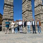 Carmen Fúnez junto a Sanz Merino, Sanz Vitorio, De Vicente, Paloma Sanz, José Mazarías y Francisco Vázquez, en tierras segovianas