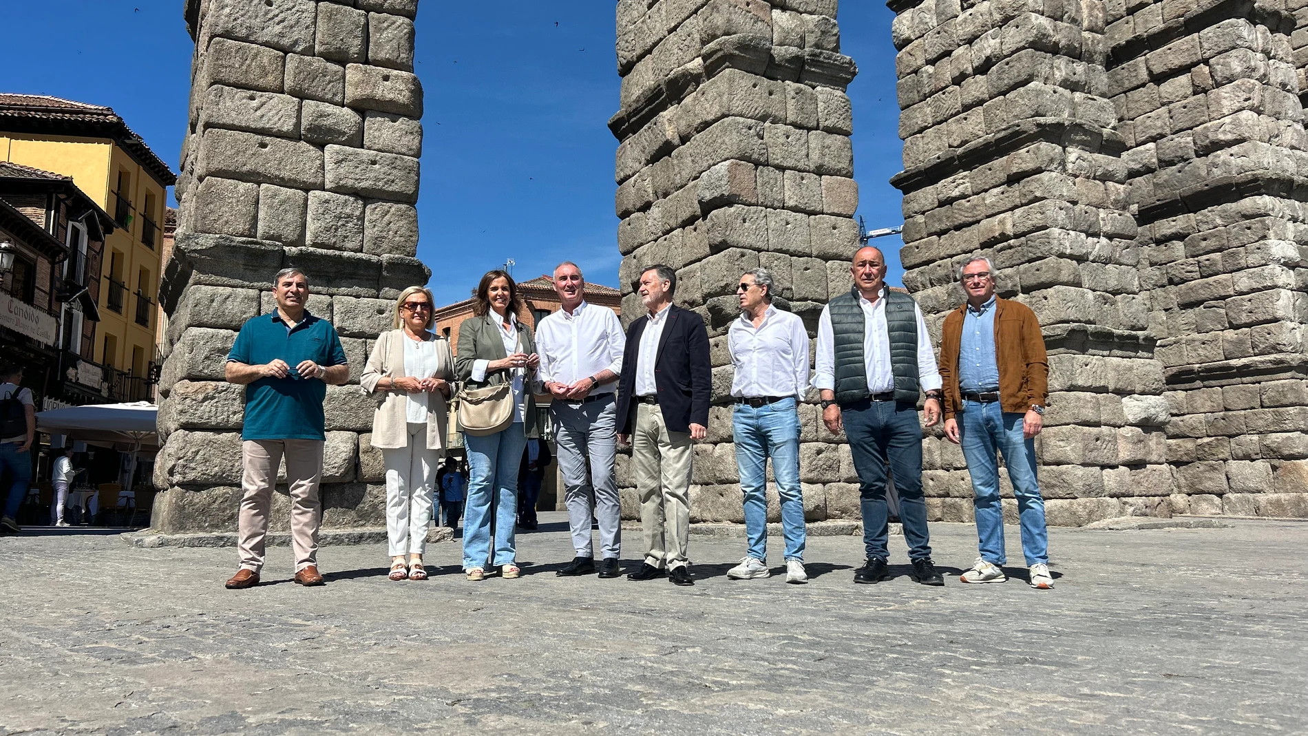 Carmen Fúnez junto a Sanz Merino, Sanz Vitorio, De Vicente, Paloma Sanz, José Mazarías y Francisco Vázquez, en tierras segovianas