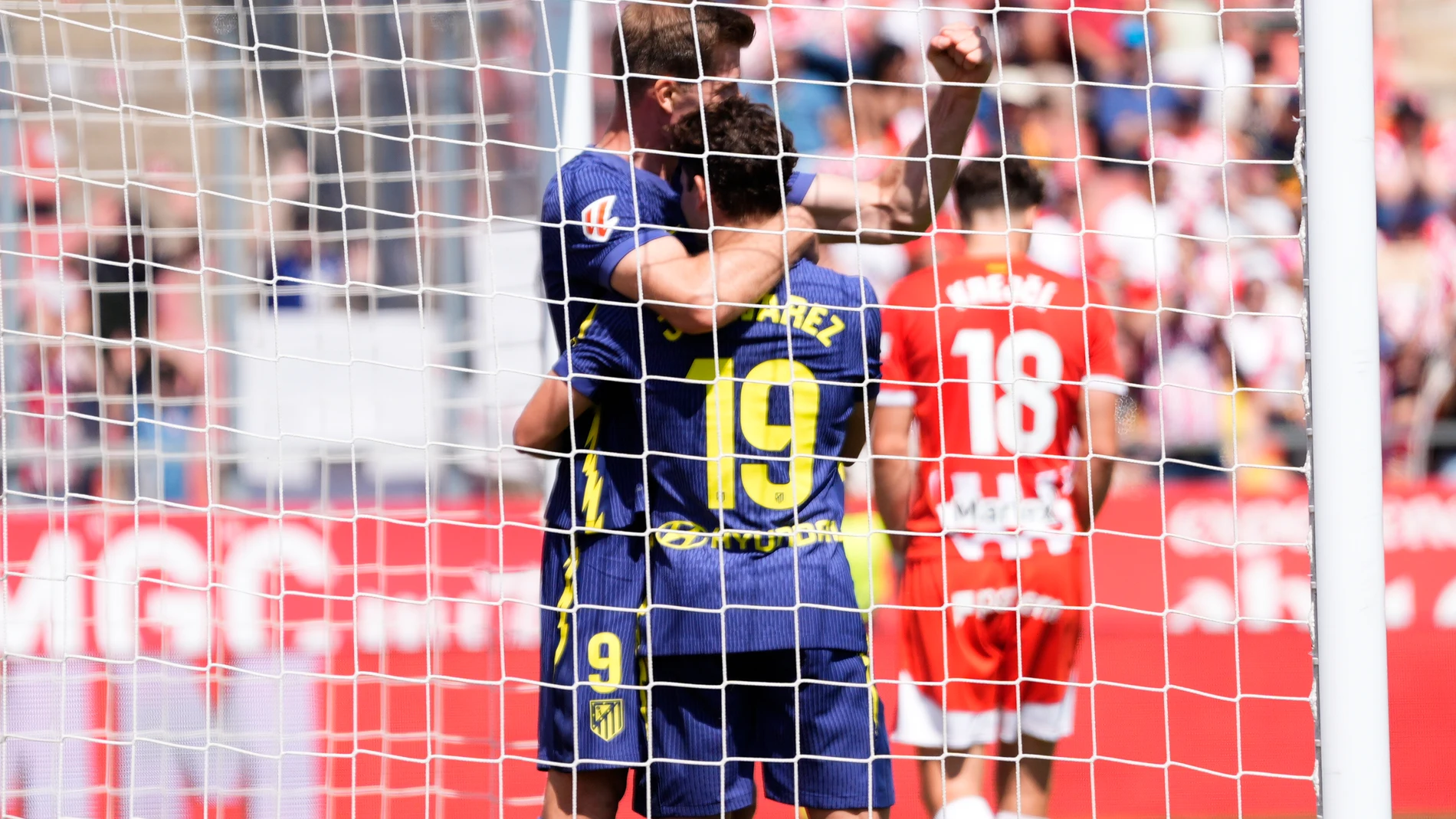 GIRONA, 25/05/2025.- El delantero noruego del Atlético de Madrid Alexander Sørloth (i) celebra con sus compañeros tras anotar un gol, durante el partido de Liga que Girona y Atlético de Madrid disputaran este domingo en el estadio municial de Moltilivi. EFE/Siu Wu
