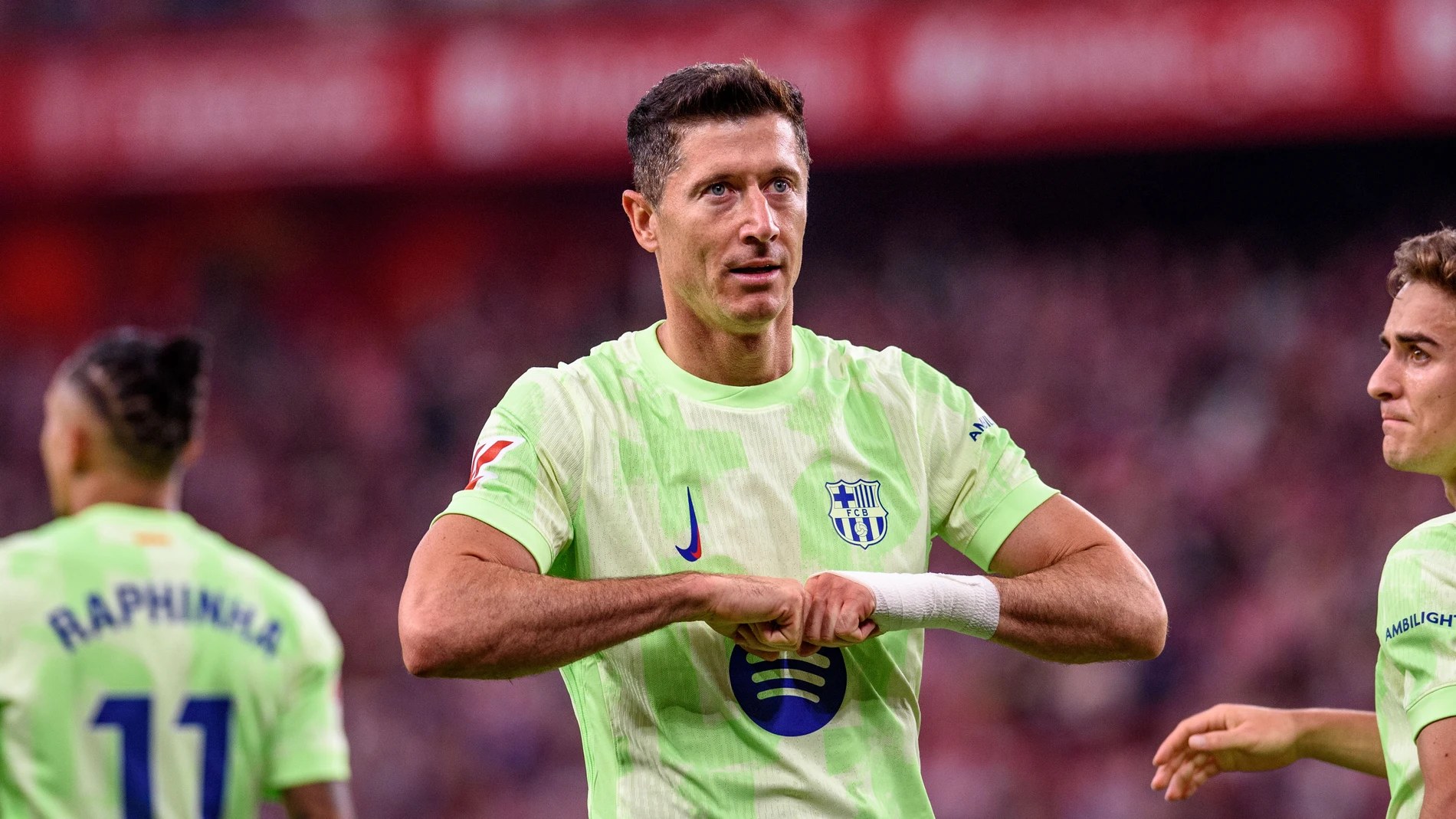 BILBAO, 25/05/2025.- El delantero polaco del Barcelona Robert Lewandowski (c) celebra tras marcar el segundo gol de su equipo durante el partido de la última jornada de LaLiga EA Sports, entre el Athletic Club y el FC Barcelona, este domingo en el estadio de San Mamés. EFE/ Javier Zorrilla