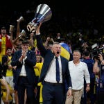 Jasikevicius, entrenador del Fenerbahçe, levanta el trofeo de campeón de la Euroliga