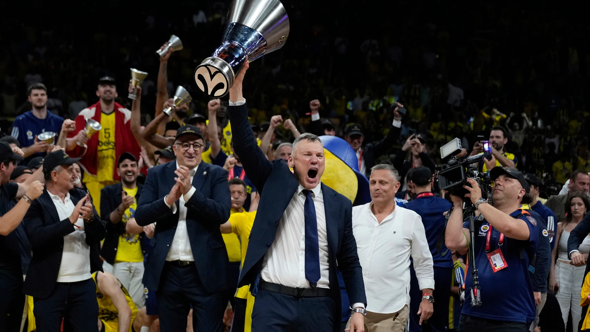 Jasikevicius, entrenador del Fenerbahçe, levanta el trofeo de campeón de la Euroliga