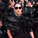 Rossy de Palma con vestido negro en la alfombra roja de clausura del Festival de Cannes 2025.