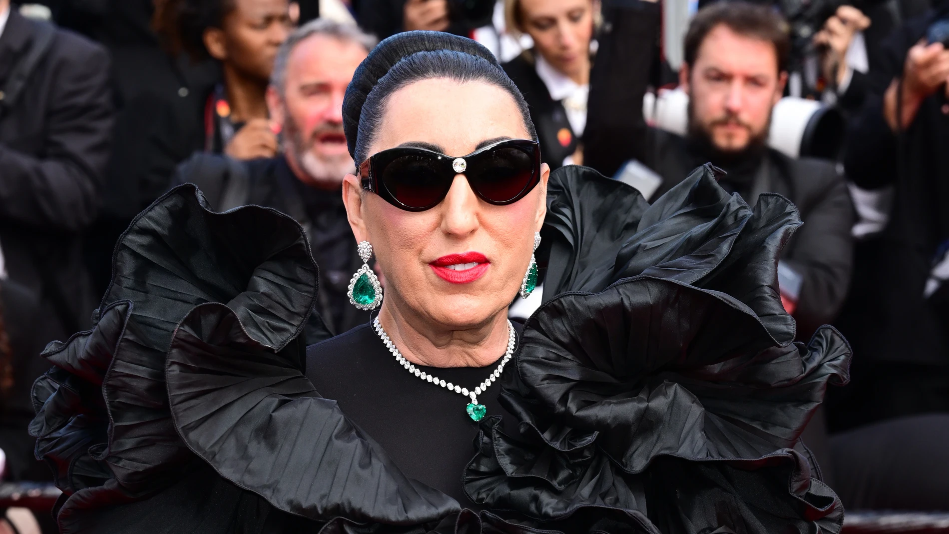 Rossy de Palma con vestido negro en la alfombra roja de clausura del Festival de Cannes 2025.