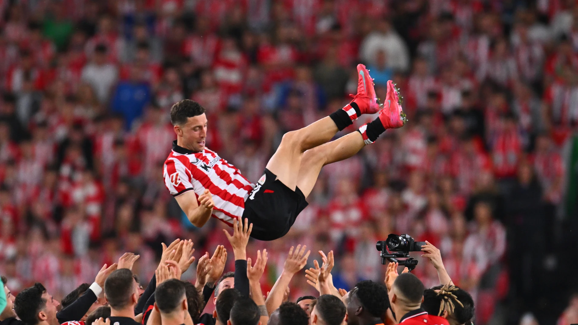 Athletic Bilbao's Oscar de Marcos is tossed into the air by teammates after the Spanish La Liga soccer match between Athletic Bilbao and Barcelona at the San Mames stadium in Bilbao, Spain, Sunday, May 25, 2025. (AP Photo/Miguel Oses)